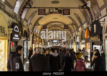 ISTANBUL, Türkei - 30. Dezember 2015: gedrängten Straße im Grand Bazaar während der Rush Hour. Der Große Basar ist eine der wichtigsten Sehenswürdigkeiten der Stadt. Stockfoto