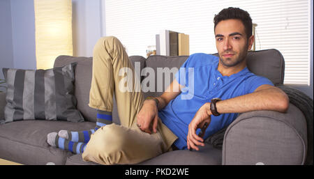 Mexikanische Kerl chillen auf der Couch Stockfoto