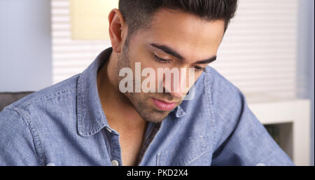 Mexikanische Mann traurig und nach unten schauen. Stockfoto