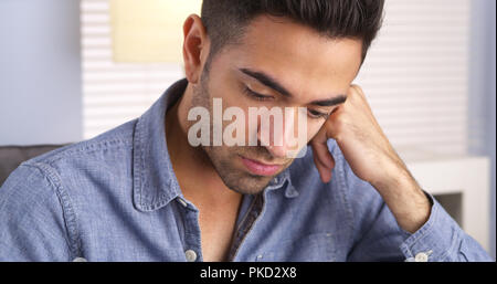Menschen mit Angst nach unten schauen. Stockfoto