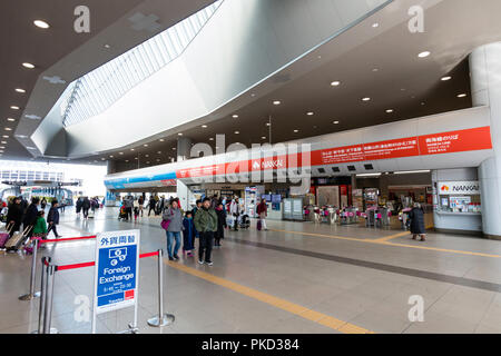 Japan, Osaka. Kansai International Airport. Kansia Airport Station. Main concourse und der Eintritt in das Nankai Bahn mit Ticket Barrieren. Stockfoto