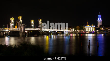 Die moderne Brücke über die IJssel in der historischen Stadt von Kampen, Overijssel, Niederlande bei Nacht. Stockfoto