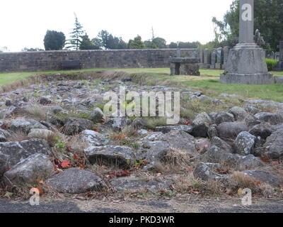 Der Stein des Antonine Wall, von den Römern AD 142 gebaut, können an zwei Orten auf Boclair Friedhof, Bearsden, Glasgow, Schottland gesehen werden. Stockfoto