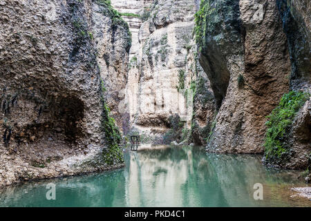 Blick auf einen Teil des Tajo Schlucht und Río Guadalevín in Ronda, Andalusien, Spanien Stockfoto