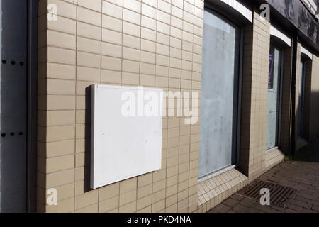 Geschlossen ATM in Ex bank Fenster ausgeblendet zu einem Nat West Bank geschlossen im Dinnington, South Yorkshire Stockfoto