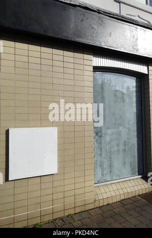 Geschlossen ATM in Ex bank Fenster ausgeblendet zu einem Nat West Bank geschlossen im Dinnington, South Yorkshire Stockfoto