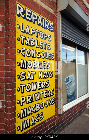 Nahaufnahme der Liste der Services unterzeichnen an einem englischen Computer Repair Shop Stockfoto