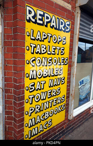 Nahaufnahme der Liste der Services unterzeichnen an einem englischen Computer Repair Shop Stockfoto