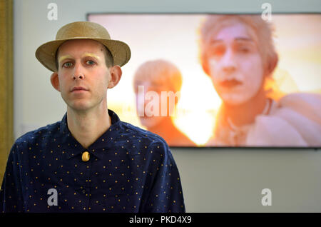 Künstler Paul Kindersley am Charleston Bauernhaus, East Sussex, UK. 2018 Stockfoto