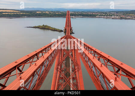 Forth Rail Bridge, Edinburgh, Schottland, Ansicht von oben mit Insel, Meer, Land Stockfoto
