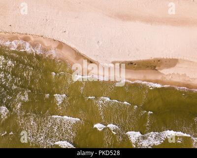 Baltic Beach von oben. Drone Fotografie mit Sandstrand und die Wellen des Meeres. Stockfoto