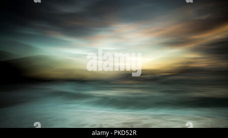 Abstrakte ICM - Sonnenuntergang am Strand Thurlston Stockfoto