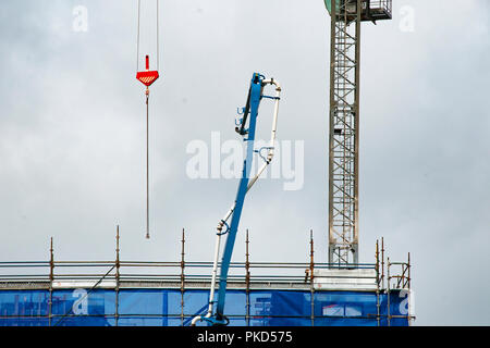 Gosford, New South Wales, Australien - 3. September. 2018: Konstruktion und Bau Stand 124. Das Pumpen von Beton auf Neue home Einheiten Gebäude s Stockfoto