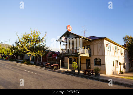 YACKANDANDAH, Australien - 4. April 2017: Die historische Goldgräberstadt von yackandandah an einem warmen Herbsttag in Victoria, Australien Stockfoto