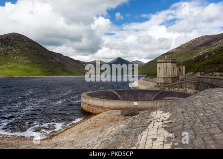 Silent Valley Reservoir mit runden Überlauf in den Vordergrund und Doan Berg in den Mourne Mountains. SIlent Valley, in der Nähe von Kilkeel, County Dow Stockfoto