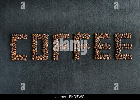 Kaffeebohnen, das Wort Kaffee am schwarzen Freitag Stockfoto