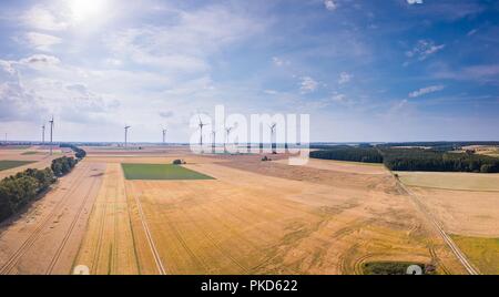 Antenne mit Felder im Sommer und Windmill Farm. Polnische Landschaft Stockfoto