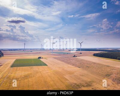 Antenne mit Felder im Sommer und Windmill Farm. Polnische Landschaft Stockfoto
