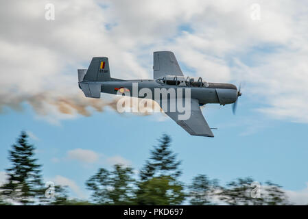 Ein Nanchang CJ-6 A ex militärische Trainer Flugzeuge macht einen schnellen Pass trailing Rauch nach von popham Flugplatz, UK am Nachmittag von 9/9/18. Stockfoto
