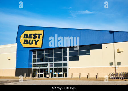 Am besten vorne außen Eingang Kaufen auf der Consumer Electronics Big Box Store mit dem Corporate Logo anmelden Montgomery Alabama USA. Stockfoto