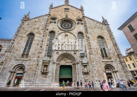 Die imposante Fassade des Como Kathedrale mit prominenten Rosette, von der Piazza del Duomo in Como, Lombary, Italien gesehen Stockfoto