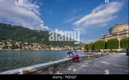 See Seepromenade am Tempio Voltiano, Como, Lombardei, Italien Stockfoto