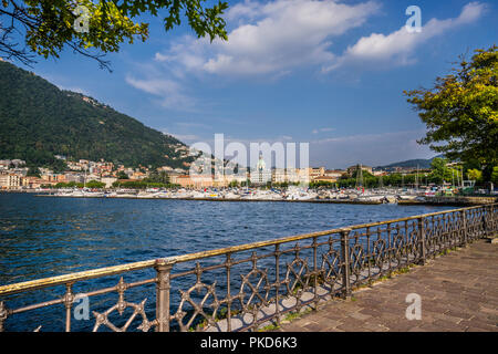 See Seepromenade mit Blick auf die Stadt Como, Lombardei, Italien Stockfoto