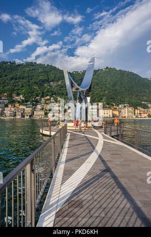 Edelstahl Skulptur 'elektrische' von Daniel Libeskind Wissenschaftlers Alessandro Volta an der Grenze Ende der Diga Foreanea Pier zu feiern, See Kom Stockfoto