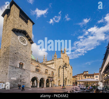 Die Piazza del Duomo in Como mit Blick auf den lombardischen Architektur im Stil des Palazzo Broletto und die imposante Fassade des Comer Dom entfernt Stockfoto