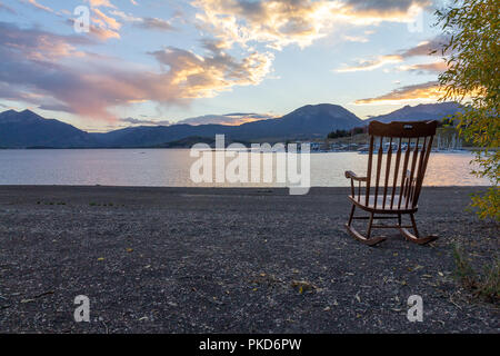 Dillon Reservoir Sonnenuntergang, bei Sonnenuntergang im Herbst, Colorado, USA, übernommen. Stockfoto