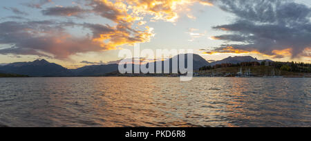 Dillon Reservoir Sonnenuntergang, bei Sonnenuntergang im Herbst, Colorado, USA, übernommen. Stockfoto