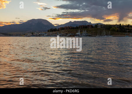 Dillon Reservoir Sonnenuntergang, bei Sonnenuntergang im Herbst, Colorado, USA, übernommen. Stockfoto