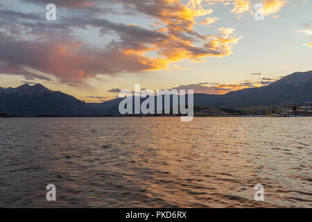 Dillon Reservoir Sonnenuntergang, bei Sonnenuntergang im Herbst, Colorado, USA, übernommen. Stockfoto