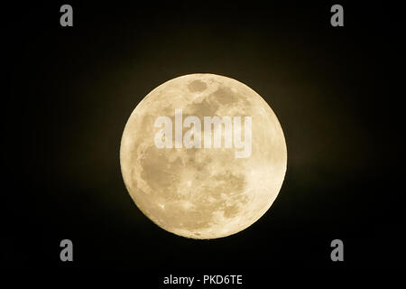 Vollmond auf dunklen schwarzen Himmel bei Nacht Stockfoto