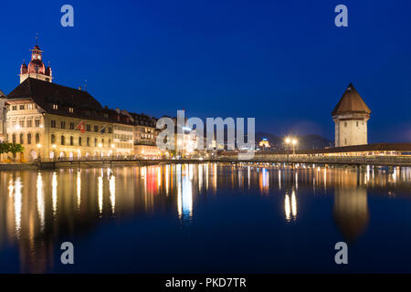 Luzern. Bild von Luzern während der blauen Dämmerstunde. Stockfoto