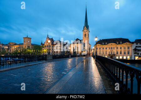 Blick auf das historische Stadtzentrum von Zürich mit berühmten Fraumunster Church und Limmat am Zürichsee, in der Dämmerung, Kanton Zürich, Schweiz. Stockfoto