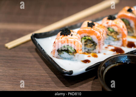 Philadelphia roll Sushi mit Lachs, Gurke, Avocado, Frischkäse, Tobiko Kaviar. Sushi Menü. Japanisches Essen. Stockfoto