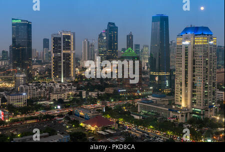 Die Skyline in der Dämmerung, Jakarta, Indonesien Stockfoto