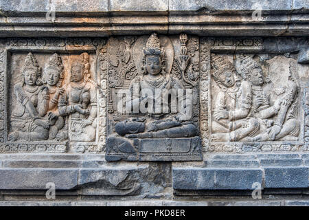 Relief panel, Candi Shiva Mahadeva, Prambanan Tempel Komplex, Yogyakarta, Java, Indonesien Stockfoto