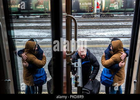 Sibirien, Russland - 20. MÄRZ 2018: die Passagiere nehmen Abschied von Verwandten vor dem Einsteigen in den Zug am Bahnhof in Novosibirsk, Russland. Stockfoto