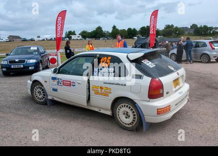 Die 1997 weißen Honda Civic von Ryan Ingram Argyll Rally Dunoon 2018 Links nearside Beifahrerseite Blick auf die weissen Rallye Vorbereitet zwei Tür Sports Saloon c Stockfoto