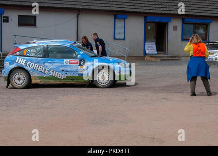 Die blauen und grünen Ford Focus WRC von Andrew Gallacher Sieger Argyll Rally Dunoon 2018 recht abseits Fahrerseite Blick auf blaue und grüne Rallye vorbereitet Stockfoto