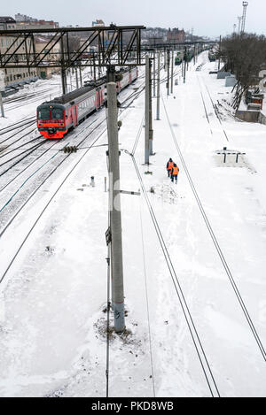 Sibirien, Russland - 20. MÄRZ 2018: die Trans Siberian Express ist das Verlassen von Wladiwostok Bahnhof. Die große Reise beginnt. Stockfoto