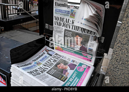 Evening Standard Zeitung Schlagzeile auf der Zeitungskiosk "Brexit - KEIN ABKOMMEN, RUHE UND MELDEN SIE DIE WARTESCHLANGE "Stapel Papiere 23 August 2018 in London, England, Großbritannien Stockfoto