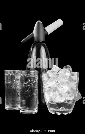 Schwarz glänzendes Metall Tisch für Soda Siphon, neben einer transparenten Eimer mit Eis und zwei Gläser Mineralwasser Mineralwasser, isolierte schwarze Hintergrund, si Stockfoto