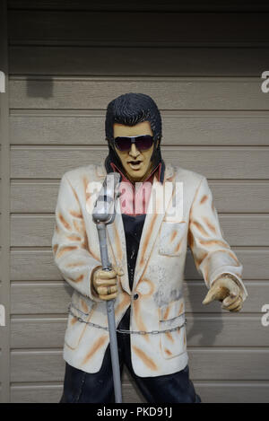 Ein Kunststoff Statue der amerikanische Sänger Elvis Presley der King des Rock and Roll. Stockfoto