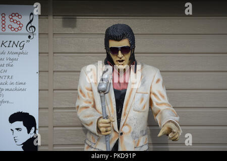 Ein Kunststoff Statue der amerikanische Sänger Elvis Presley der King des Rock and Roll. Stockfoto