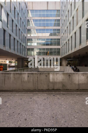 Die Università Luigi Bocconi Universität Schule der Ökonomie Gebäude von irischen Architektur Büro Grafton Architects (Farrell & Mc Namara) Stockfoto