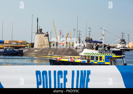 Die Kunstvollen, ein schlau Klasse hunter Killer atomgetriebenen U-Boot von BAE Systems in Barrow In Furness bewegt wird, um die U-Boote Faslane Stellung nehmen, die in Stockfoto