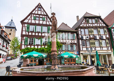 Blick auf Brunnen und Fachwerkhäuser um einen Marktplatz in der Altstadt. Bretten, Deutschland Stockfoto